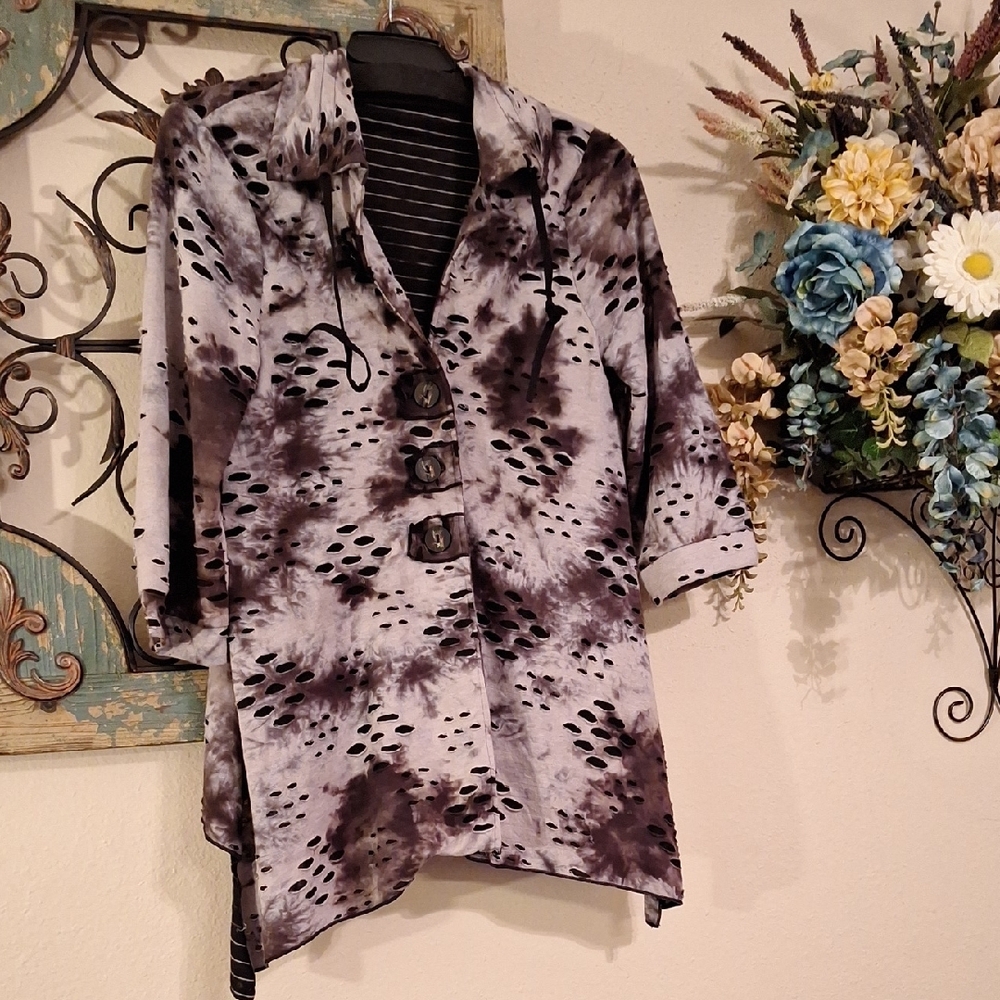 Stylish Women's Black and Gray Button Down Shacket. Size Medium
